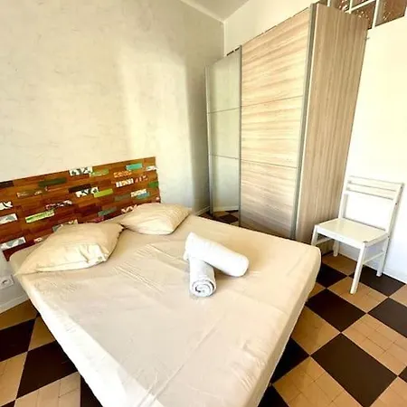 Avec 4 Doubles - Proche De La Mer, Des Transports Et De La Promenade Des Appartement