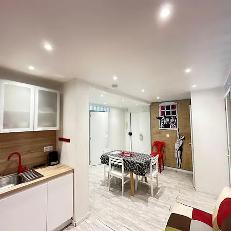 Avec 4 Doubles - Proche De La Mer, Des Transports Et De La Promenade Des Appartement