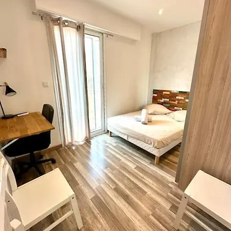 Avec 4 Doubles - Proche De La Mer, Des Transports Et De La Promenade Des Appartement